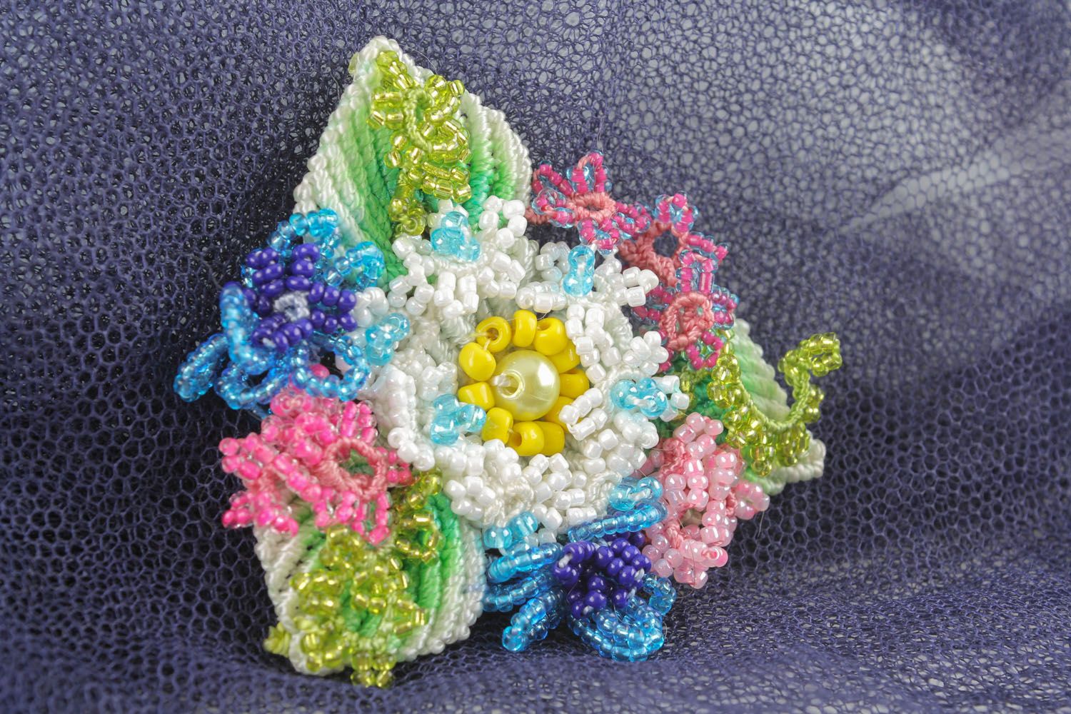 Broche artesanal têxtil em forma de uma flor colorida foto 1