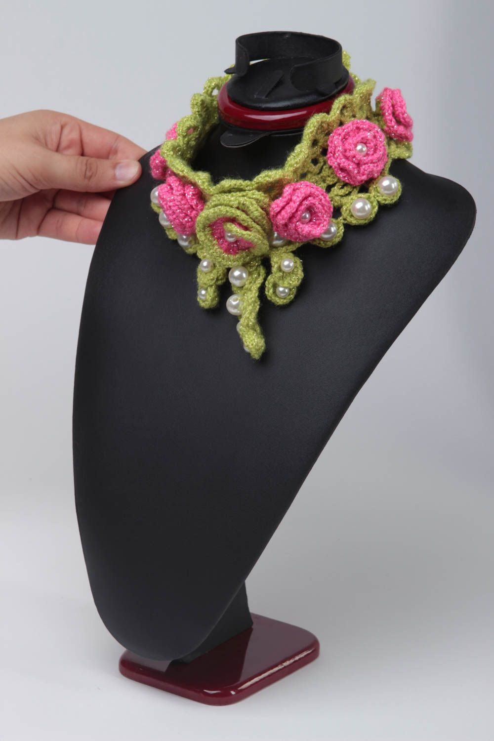 Collier tricoté fait main Bijou original Accessoires tricot massif design Fleurs photo 2