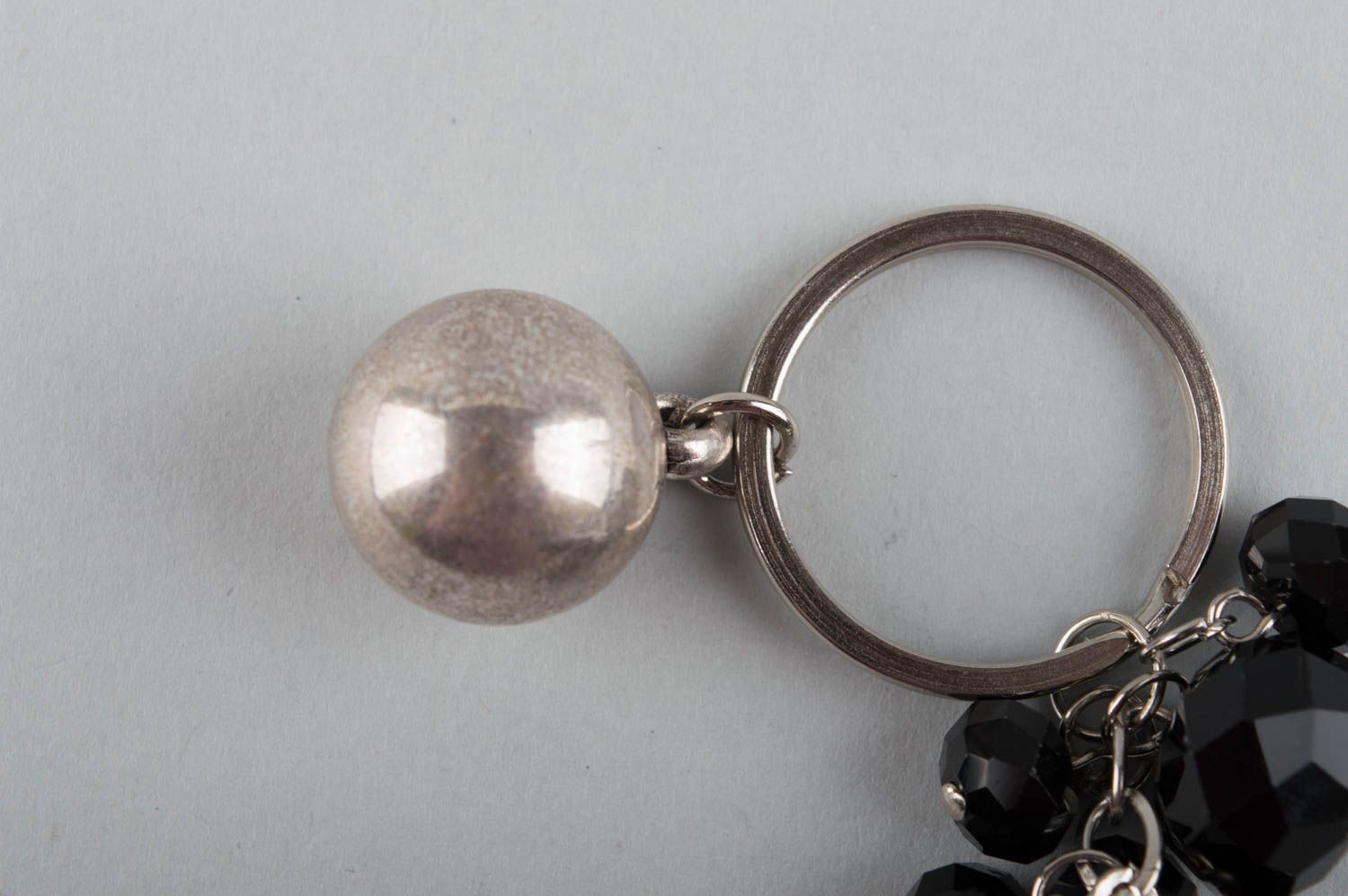Porte-clés en métal et perles de verre noires avec breloques fait main stylé photo 4