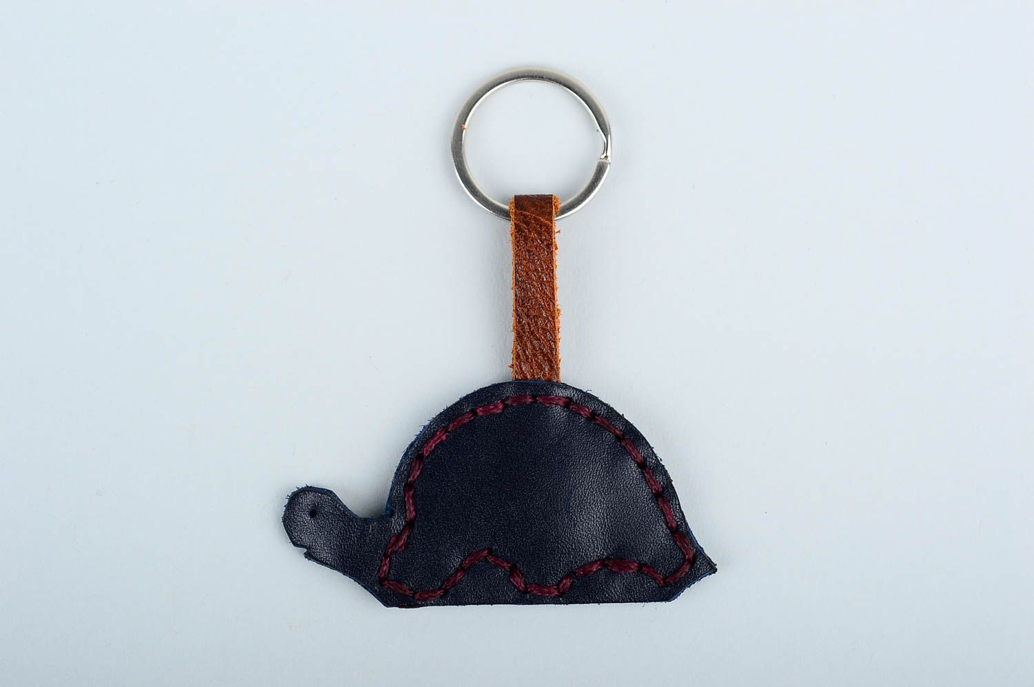 Брелок ручной работы брелок на ключи кожаный брелок в виде черной черепашки фото 3