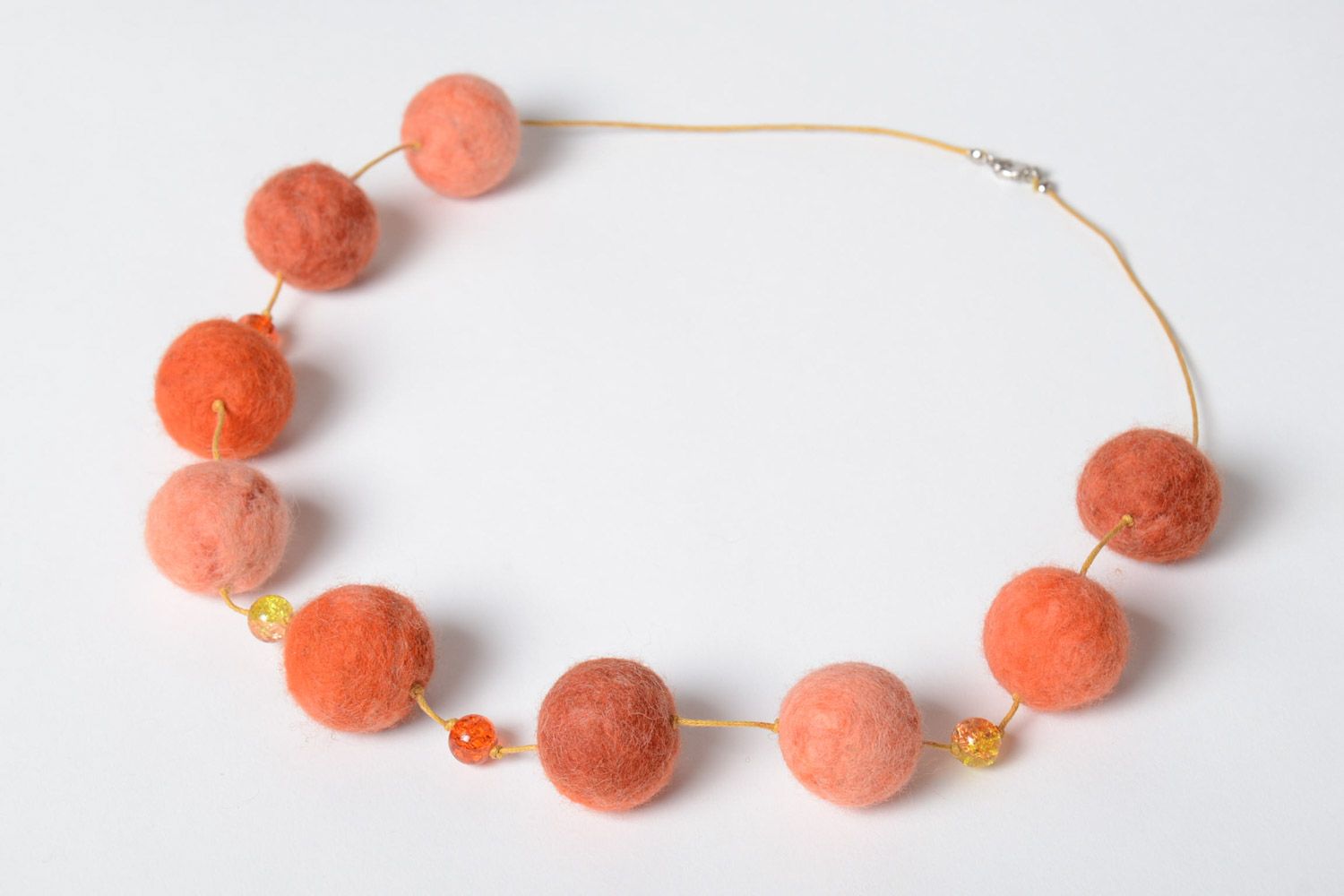 Collier en perles de laine feutrée de mérinos fait main orange original photo 2