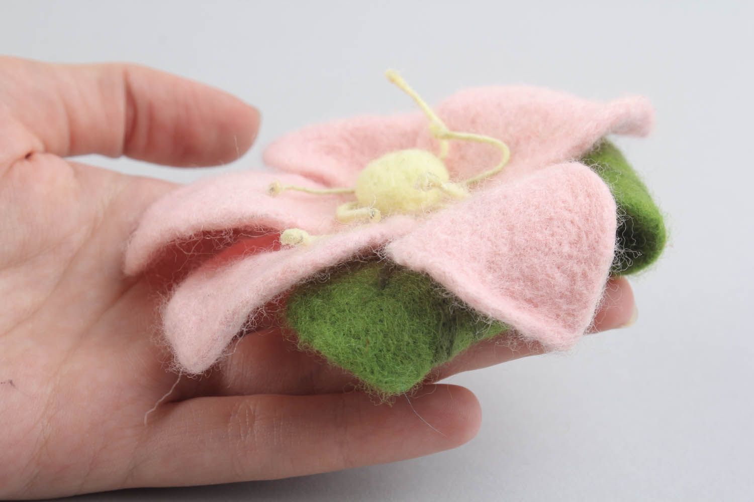 Broche-flor original de lã em técnica de feltragem acessório feminino feito à mão   foto 2