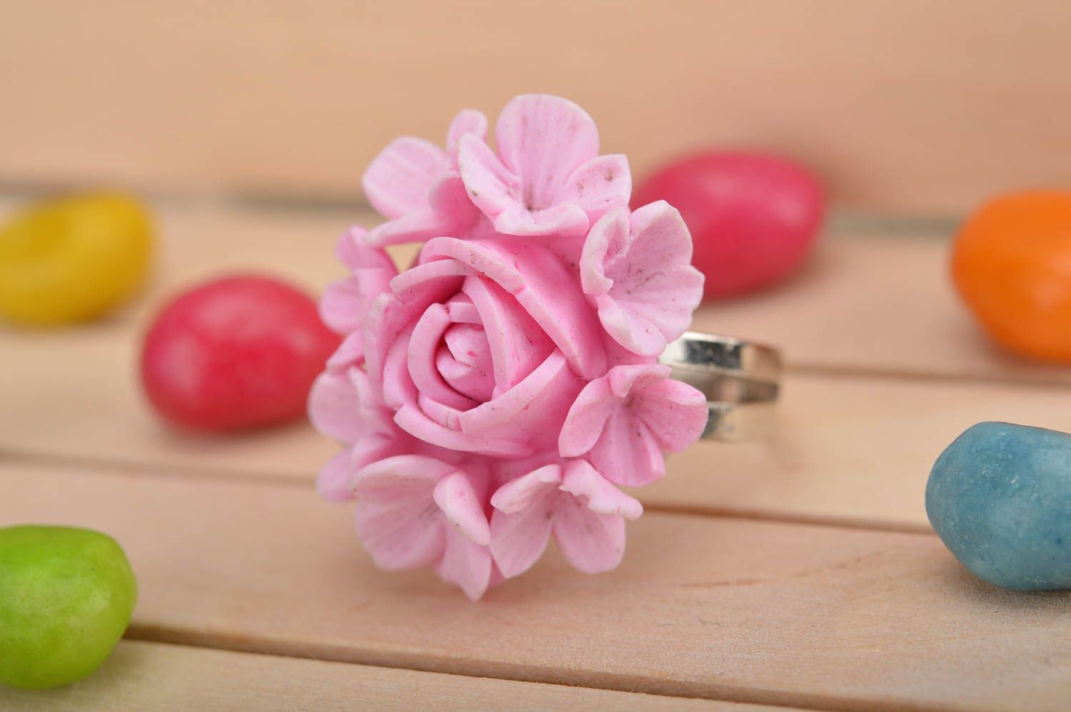 Розовое кольцо из полимерной глины ручной работы в виде розы нарядное объемное фото 1