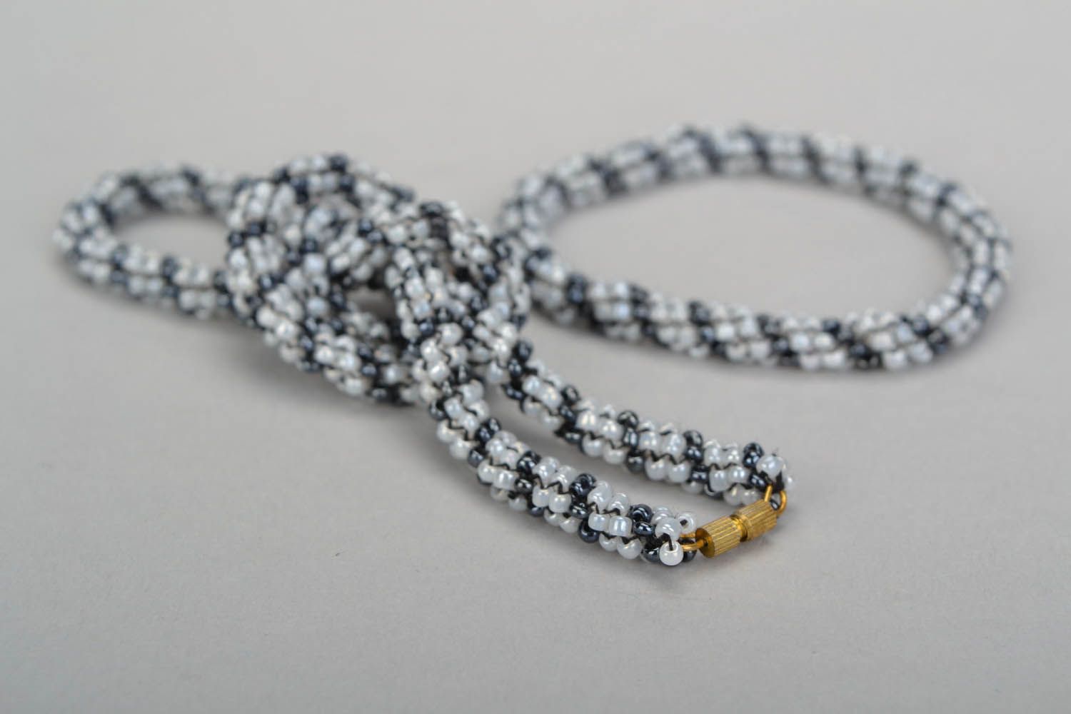 Set de bijoux de perles de rocaille grises et noires photo 5
