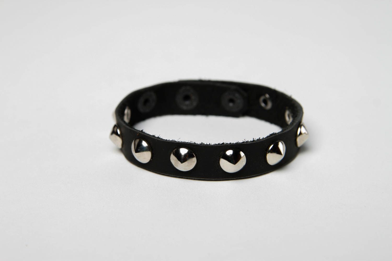 Handmade schwarzes Armband aus Leder Designer Schmuck Accessoire für Frauen  foto 3