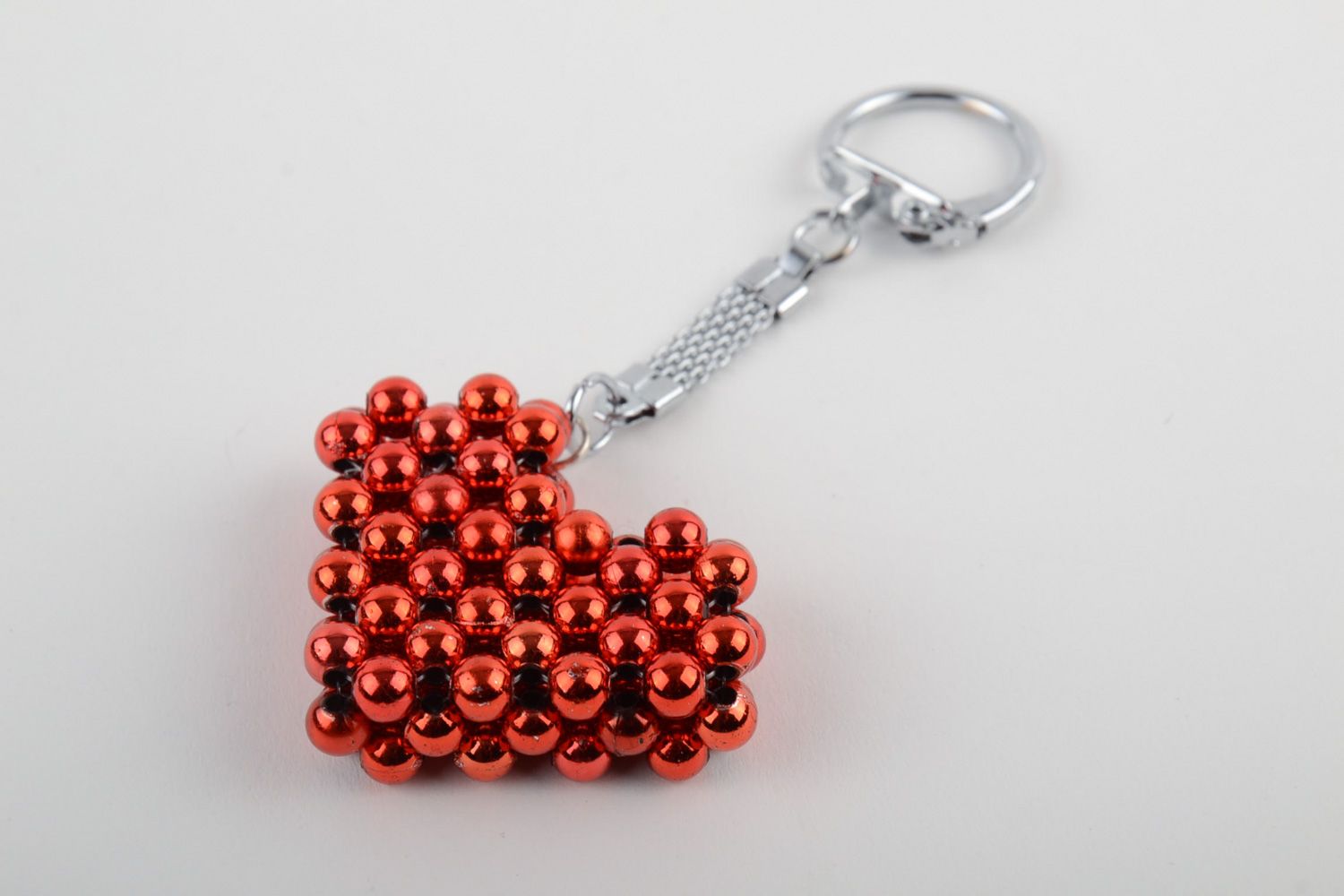Брелок для ключей в виде сердца красный из бусин для девушек  фото 2
