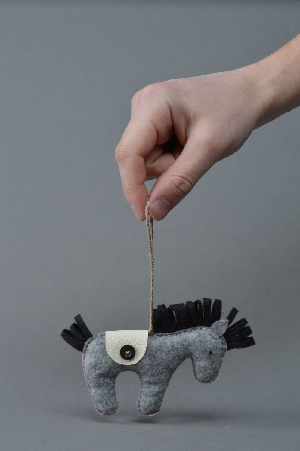 Серая игрушка для интерьера в виде лошадки из фетра ручной работы небольшая с петелькой фото 4