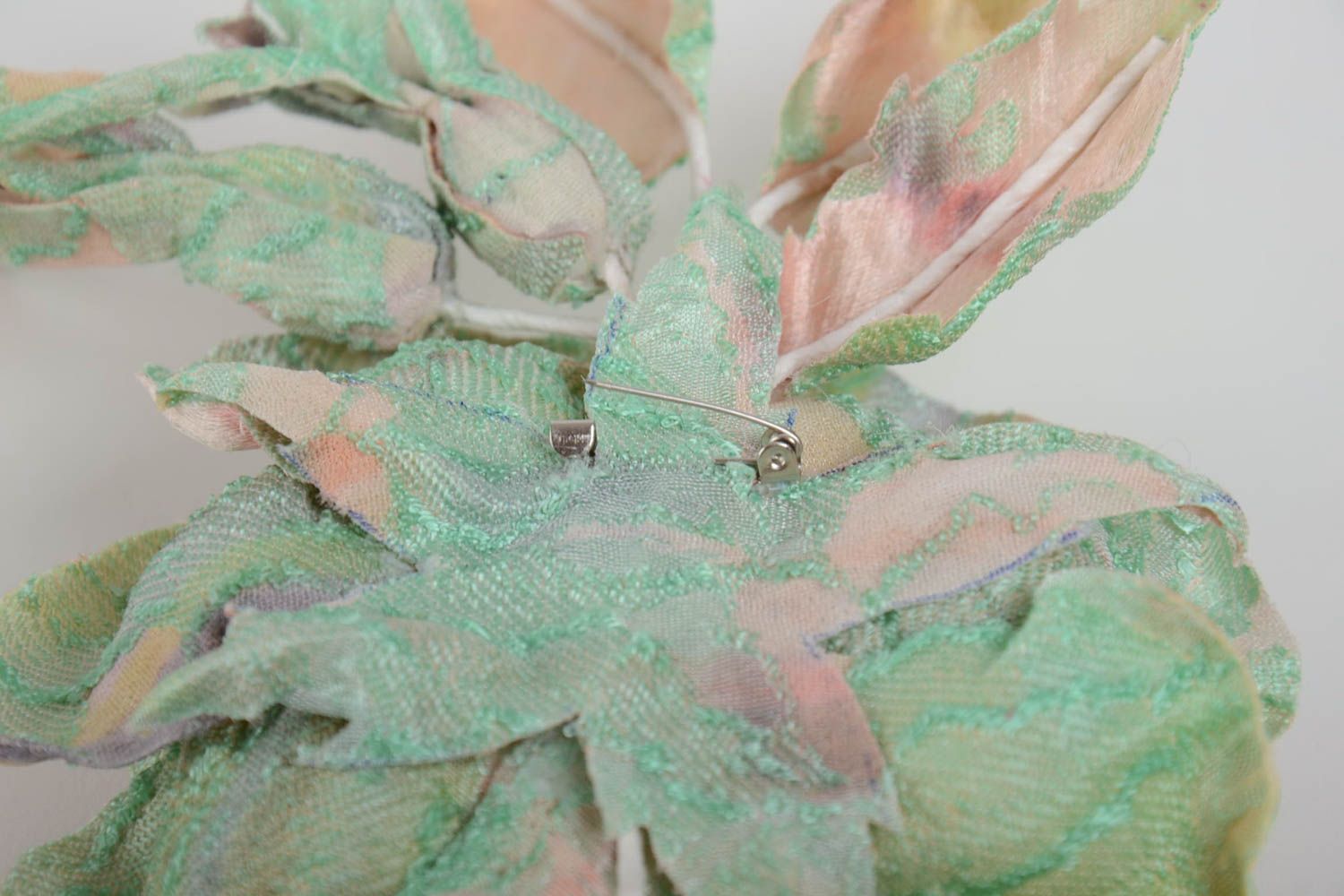 Брошь цветок из ткани крупная нежная с интересной расцветкой ручная работа фото 3