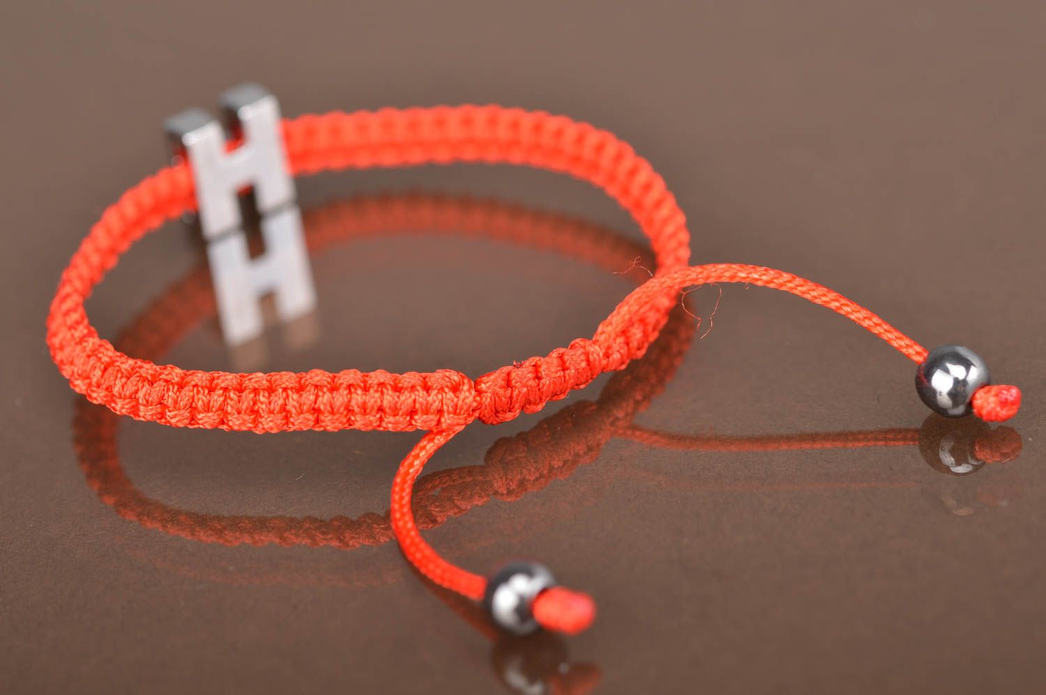 Тонкий браслет из текстильных шнуров с вставкой в виде буквы Н и бусинками фото 4