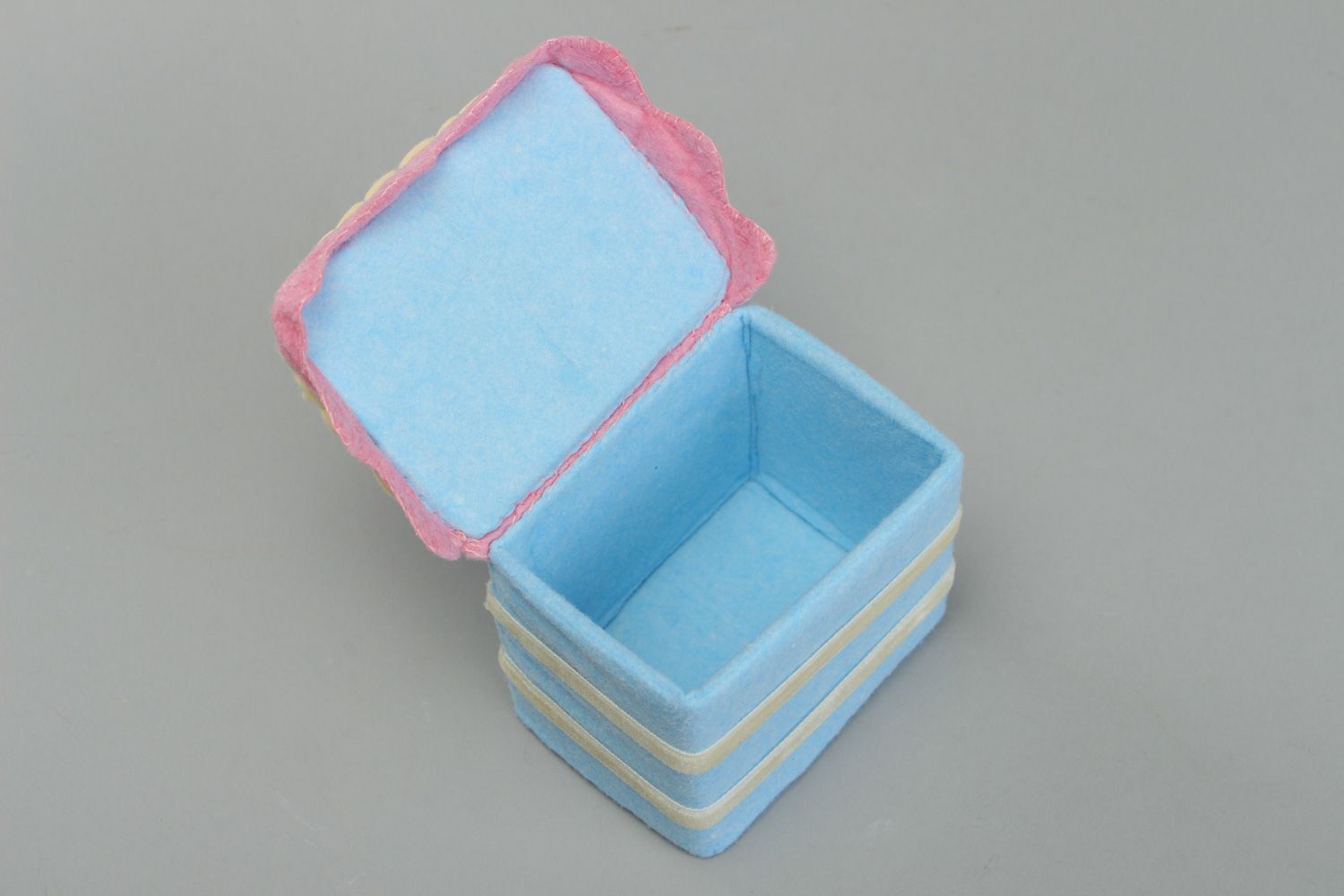 Handmade decorative children's jewelry box in the shape of cake sewn of felt photo 2