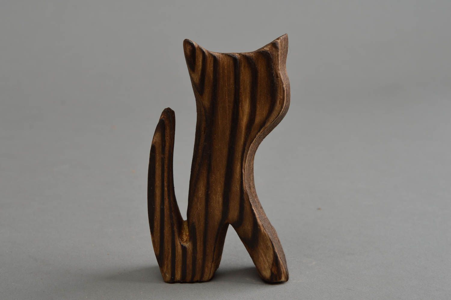 Статуэтка из дерева ручной работы авторская в виде котика красивая настольная фото 2