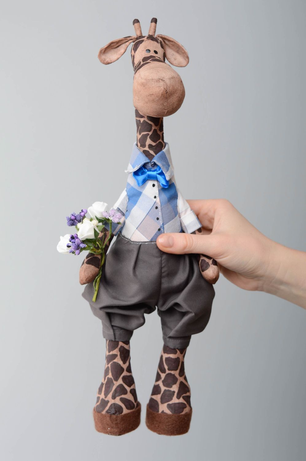 Мягкая игрушка ручной работы жираф с букетом цветов  фото 4