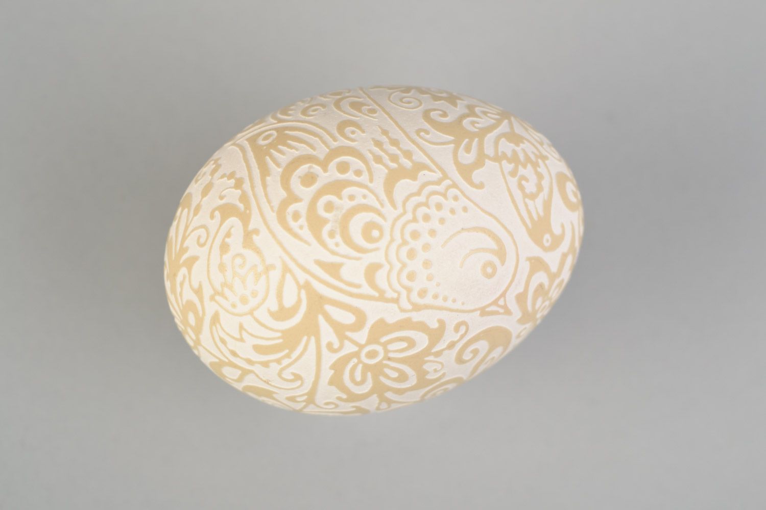 Handmade decorative Easter chicken egg with flower pattern vinegar etching technique photo 3