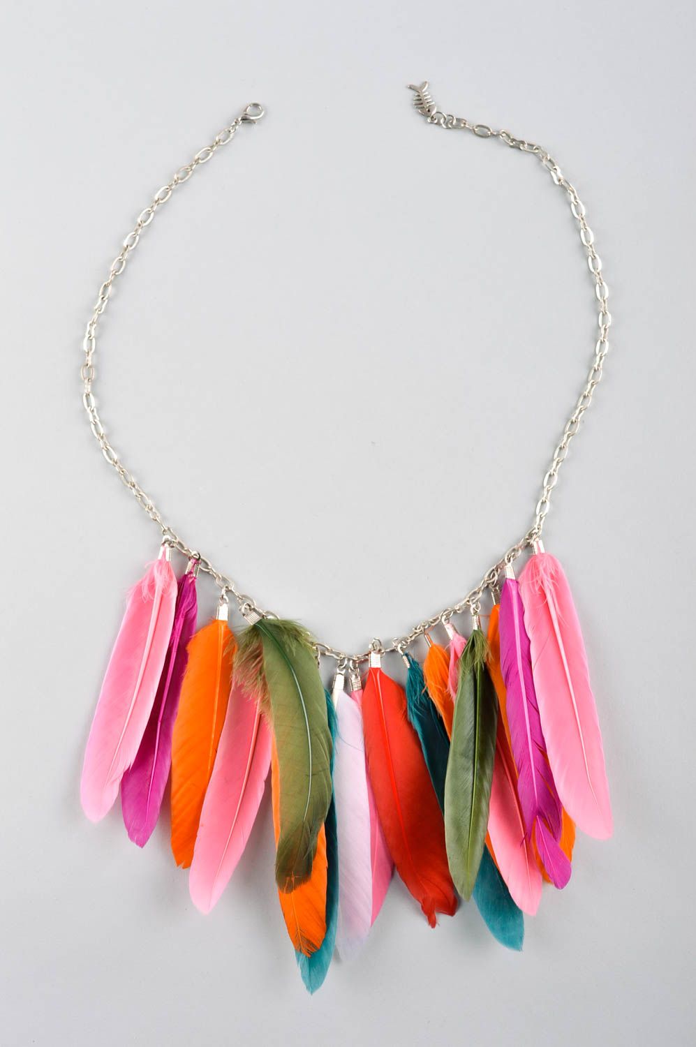 Колье из перьев украшение ручной работы модное украшение из разноцветных перьев фото 5