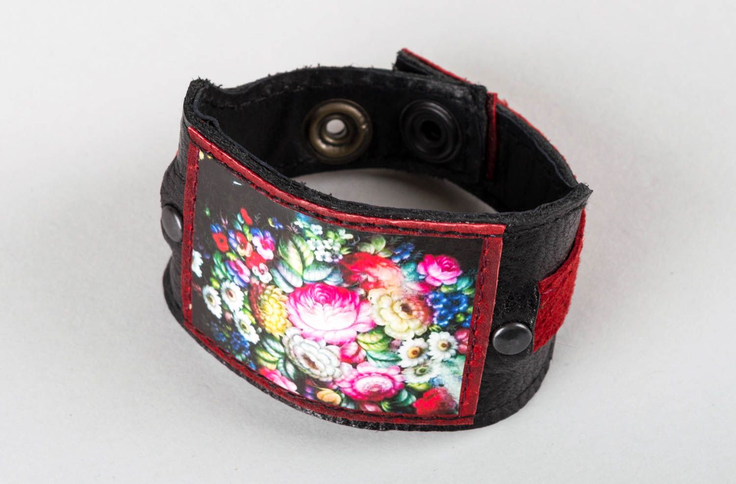 Bracelet en cuir naturel et daim noir-rouge avec motif floral fait main photo 5