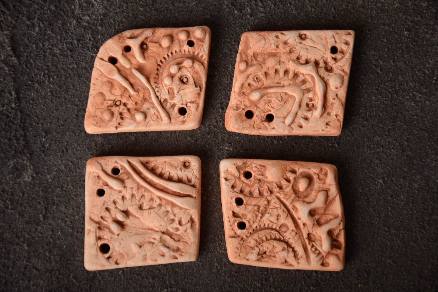 Set de pendentifs en argile faits main originaux en relief avec trous 4 pièces photo 1