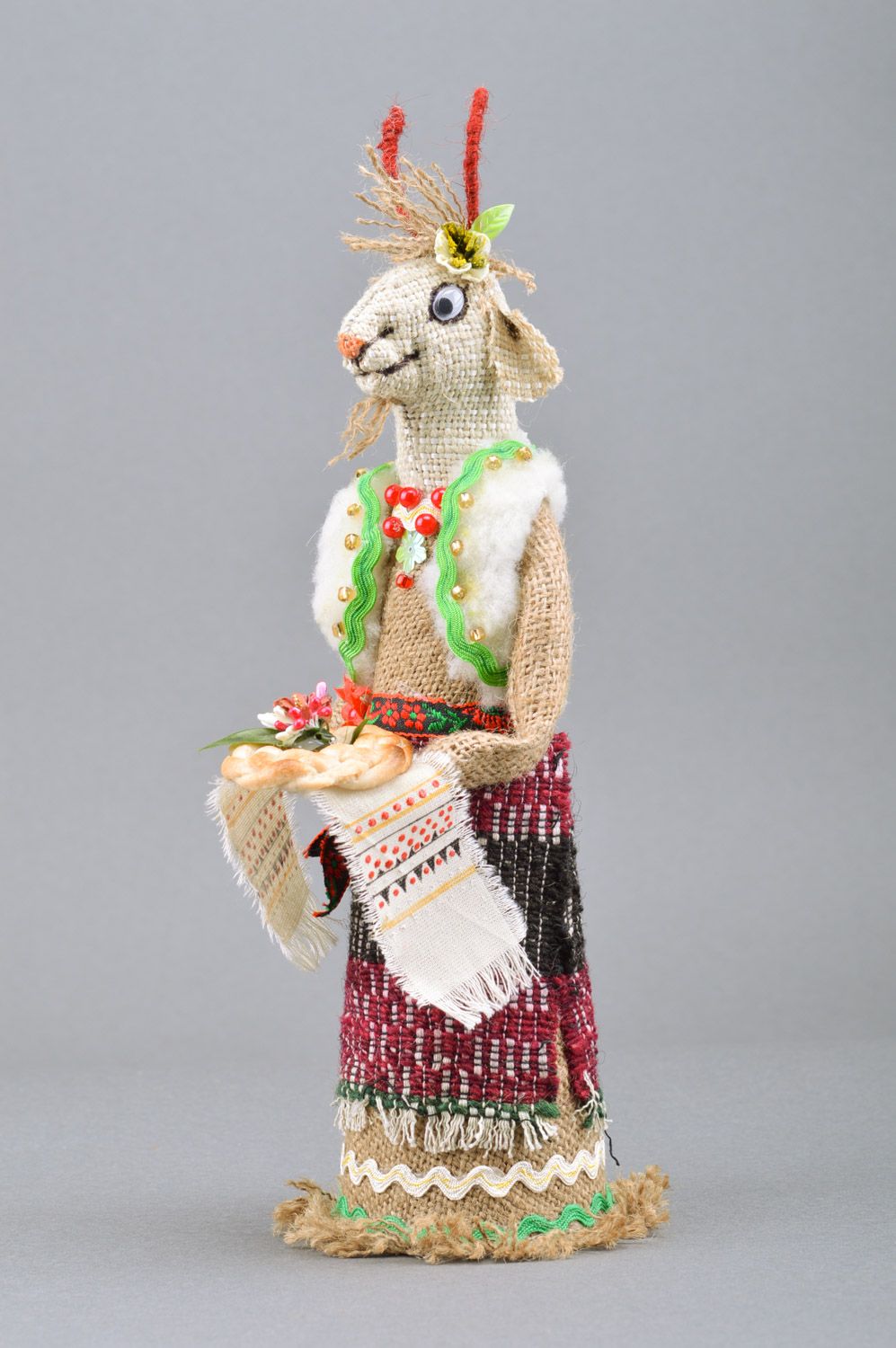 Funda para botella con forma de cabra de harpillera con kalach artesanal decoración foto 4