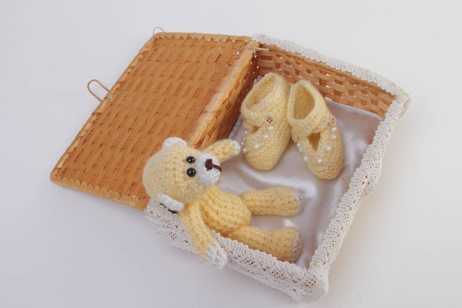 Jouet tricoté Chaussons bébé fait main jaunes avec panier en osier Cadeau enfant photo 2