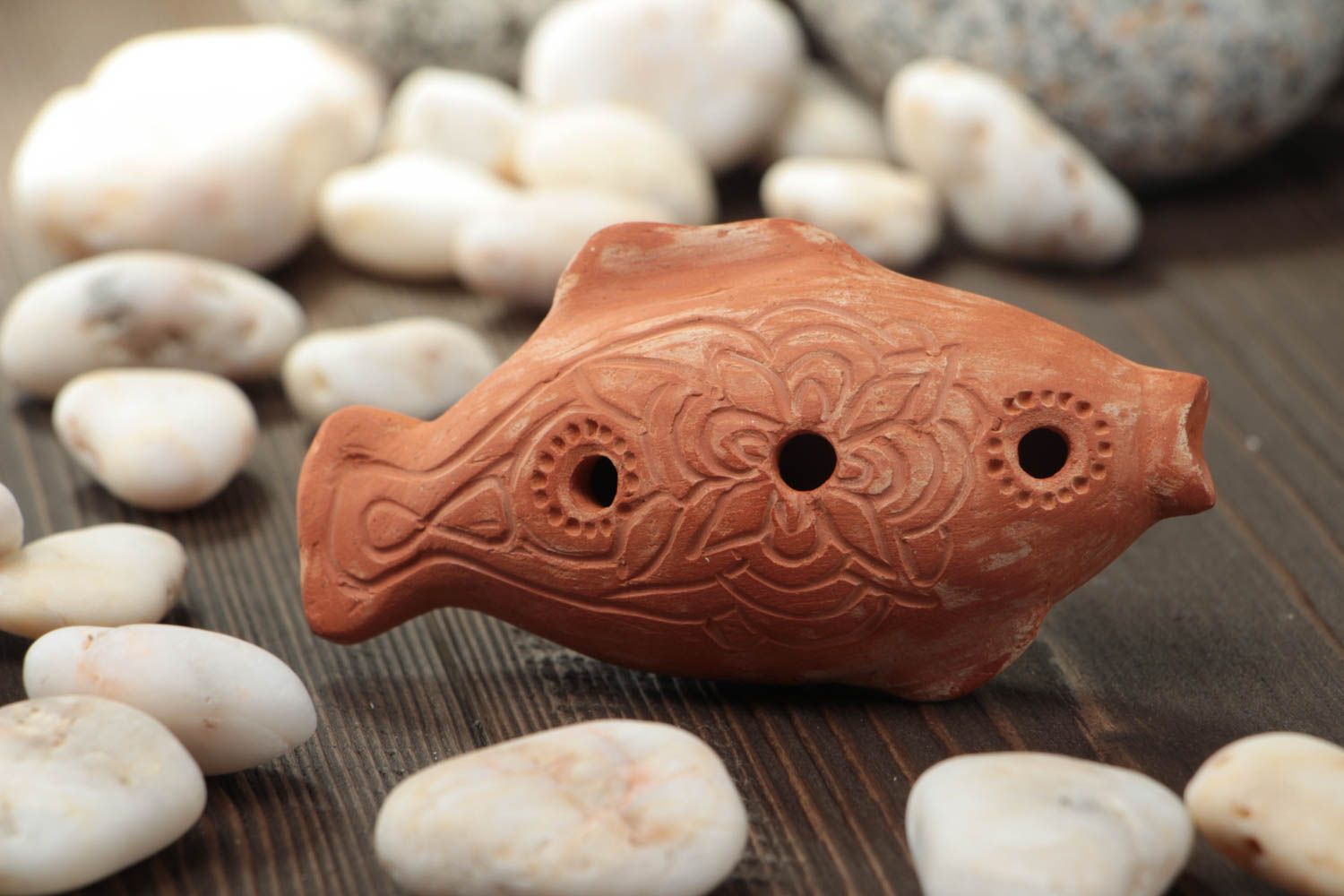Ethnische Lippenpfeife Ocarina aus Ton in Form vom kleinen braunen Fisch foto 1