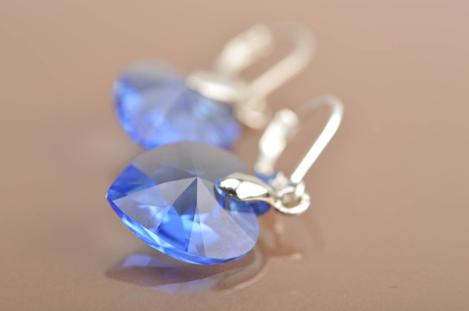 Серьги с кристаллами в виде сердечек голубые красивые небольшие ручной работы фото 4