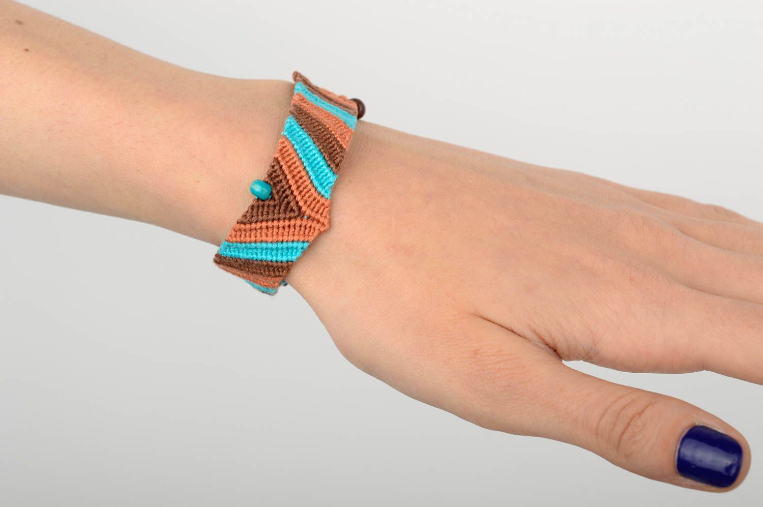Modeschmuck Armband handgeschaffen hell Armband Makramee Frauen Accessoire  foto 5