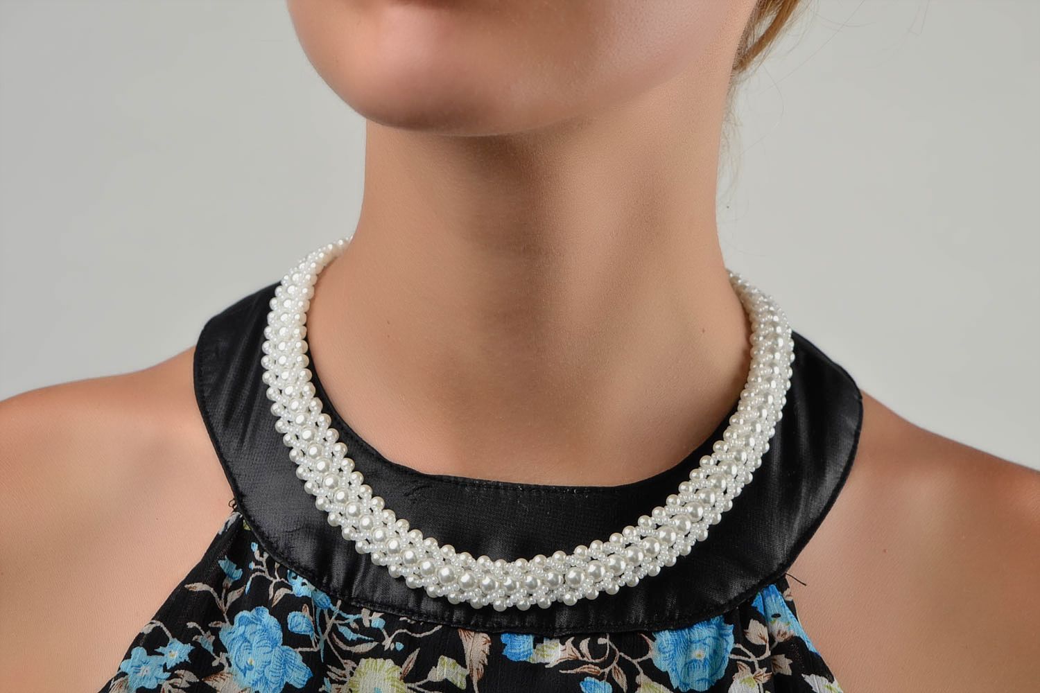 Collier perles de rocaille Bijou fait main blanc élégant de soirée Cadeau femme photo 2
