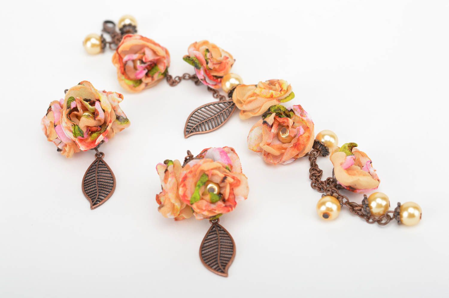 Комплект украшений браслет и серьги с текстильными цветами Разноцветные розы  фото 3