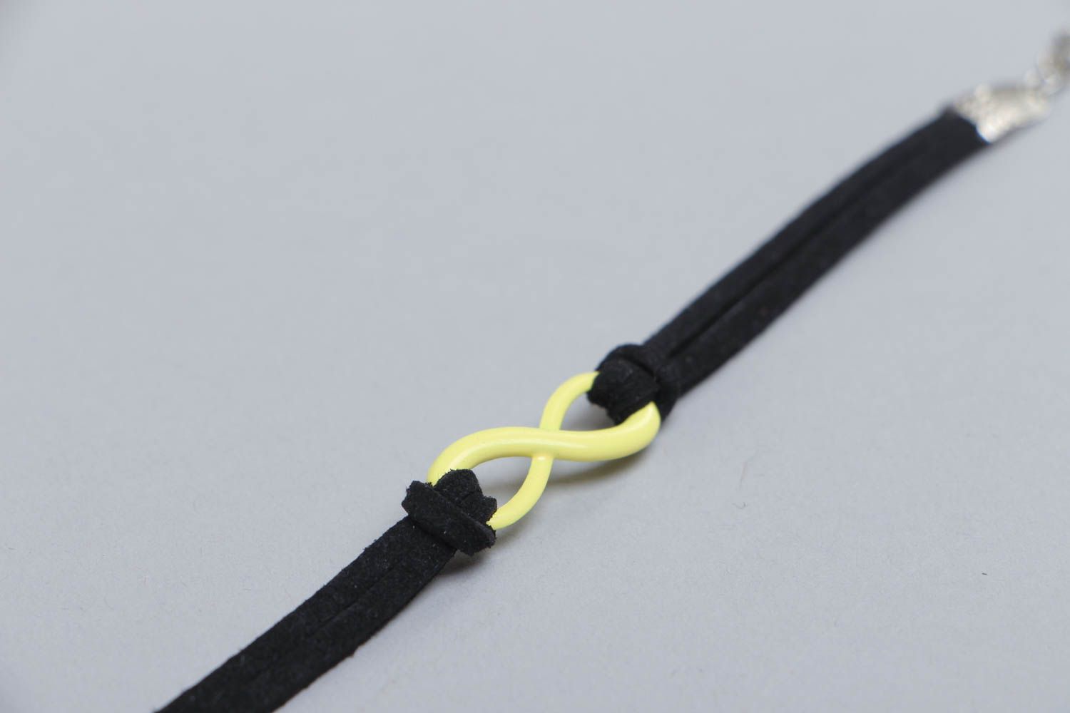 Bracelet en daim et plastique mince noir avec symbole infini fait main original photo 4