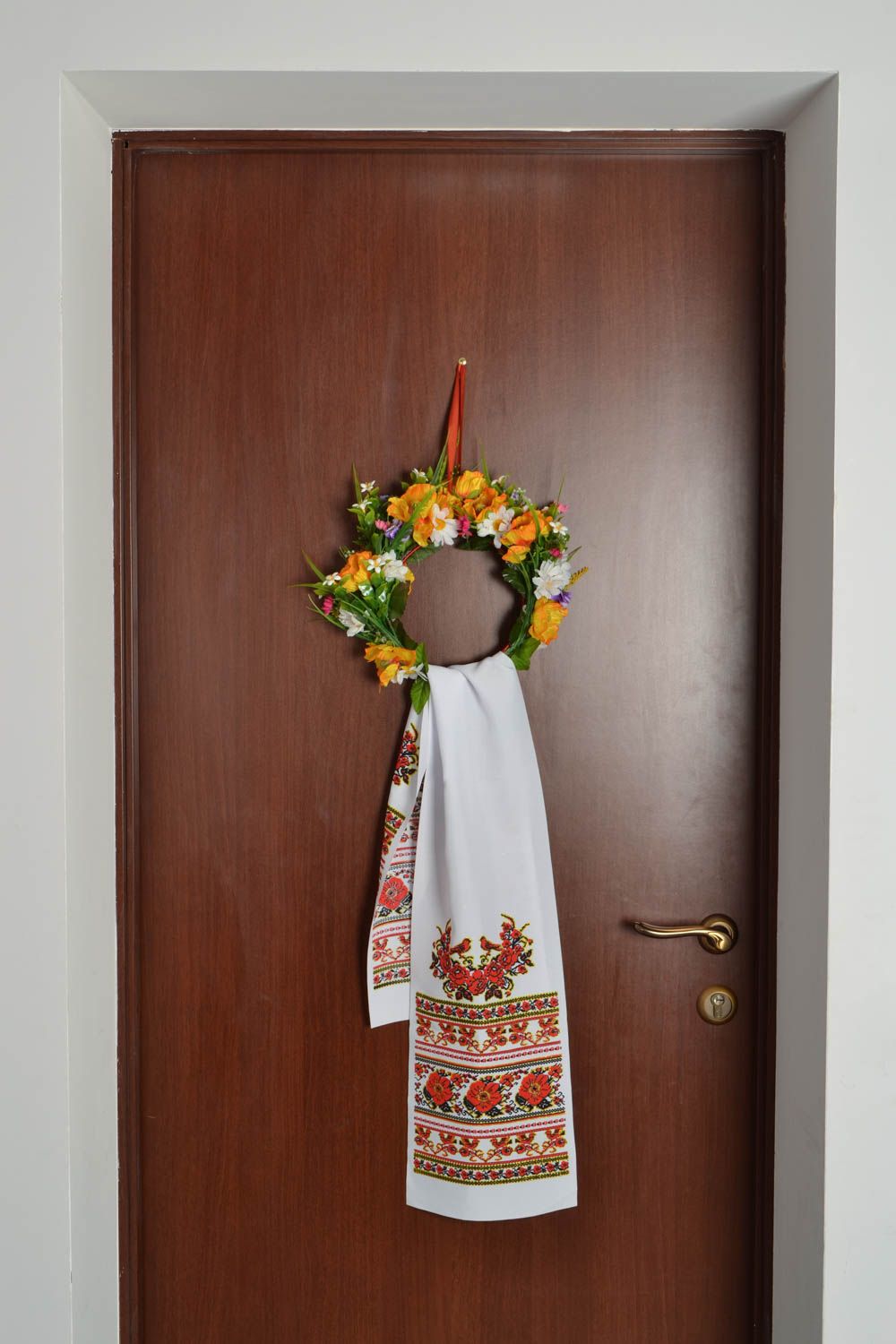Door wreath decorated with embroidered towel photo 1