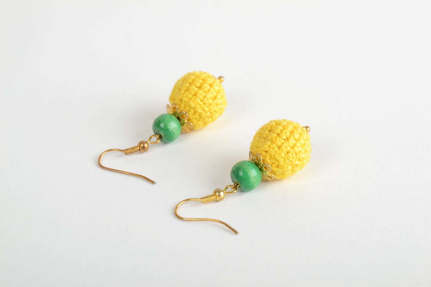Boucles d'oreilles pendantes faites main en perles tricotées jaune vert photo 3