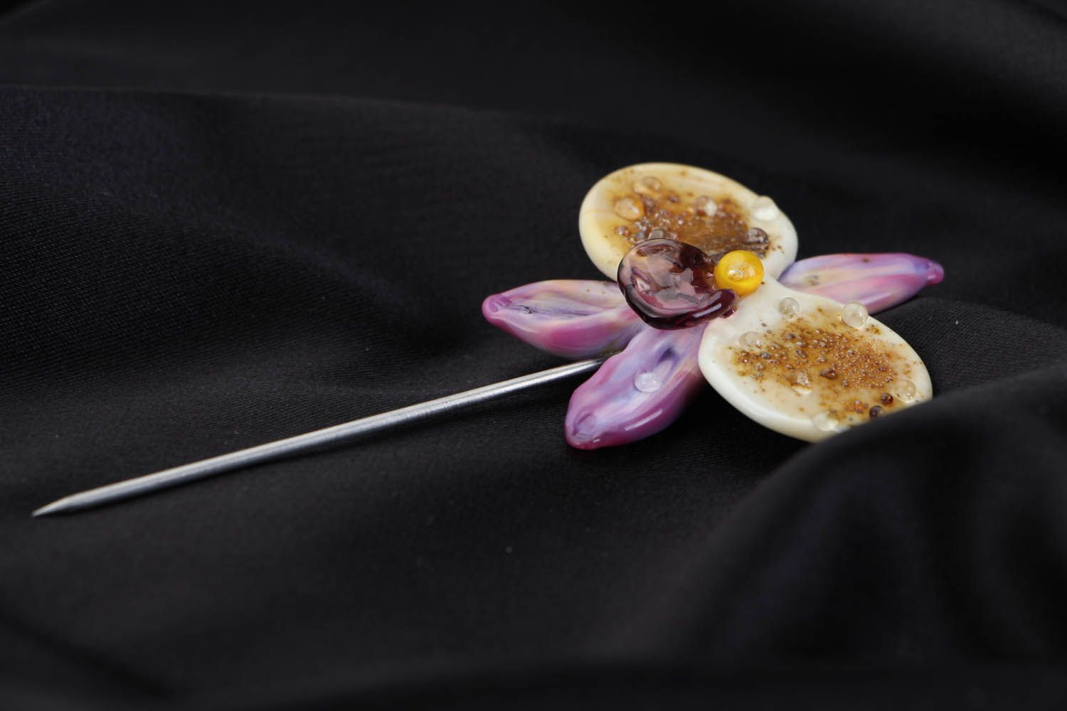 Broche de vidro artesanal em forma de uma orquídea foto 2