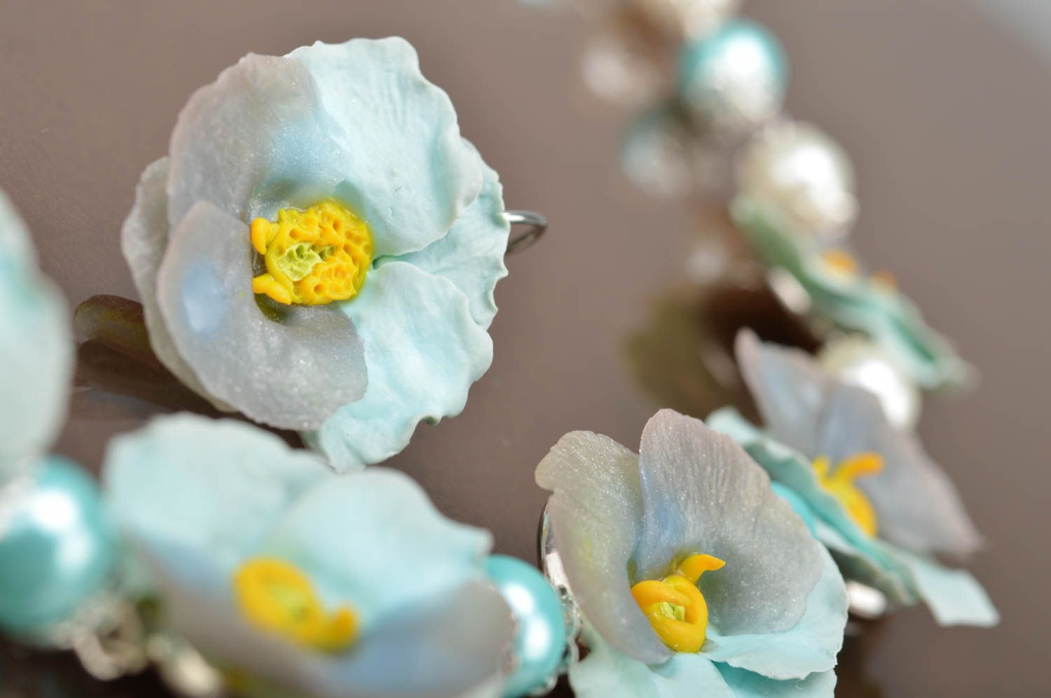 Conjunto de bisutería artesanal con flores de arcilla polimérica hermoso azul  foto 4