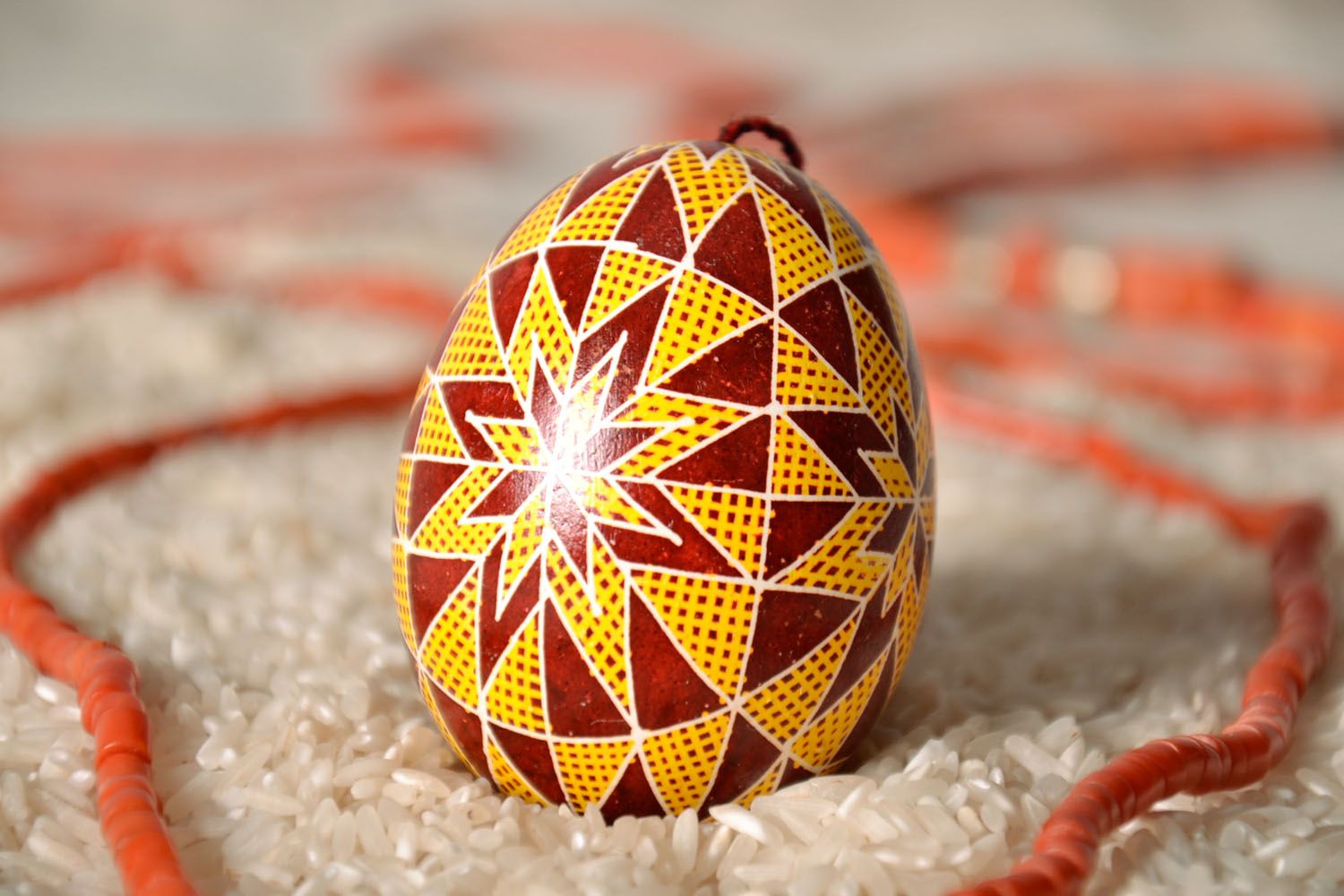 Huevo decorativo en un cordón foto 1