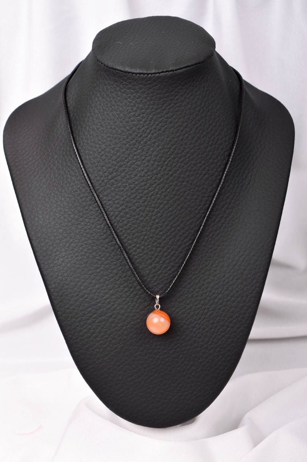 Pendentif orange en quartz Bijou fait main sur lacet rond Cadeau femme design photo 1