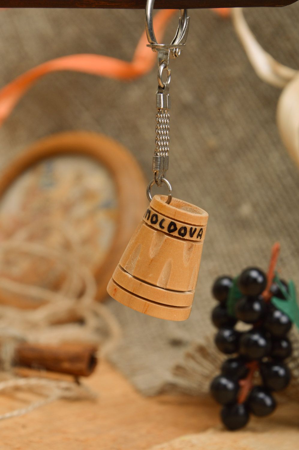 Llavero de madera artesanal con forma de jarra de cerveza tallado Moldova foto 1
