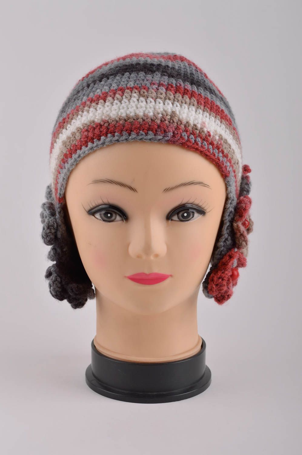 Bonnet cache oreille fait main Chapeau d'hiver rayé Vêtement pour femme design photo 3