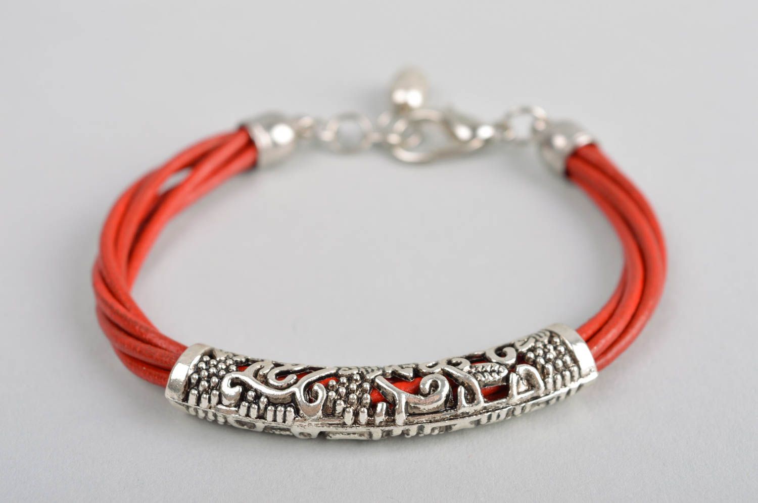 Bracelet rouge Bijoux cuir fait main Cadeau femme design de créateur original photo 2