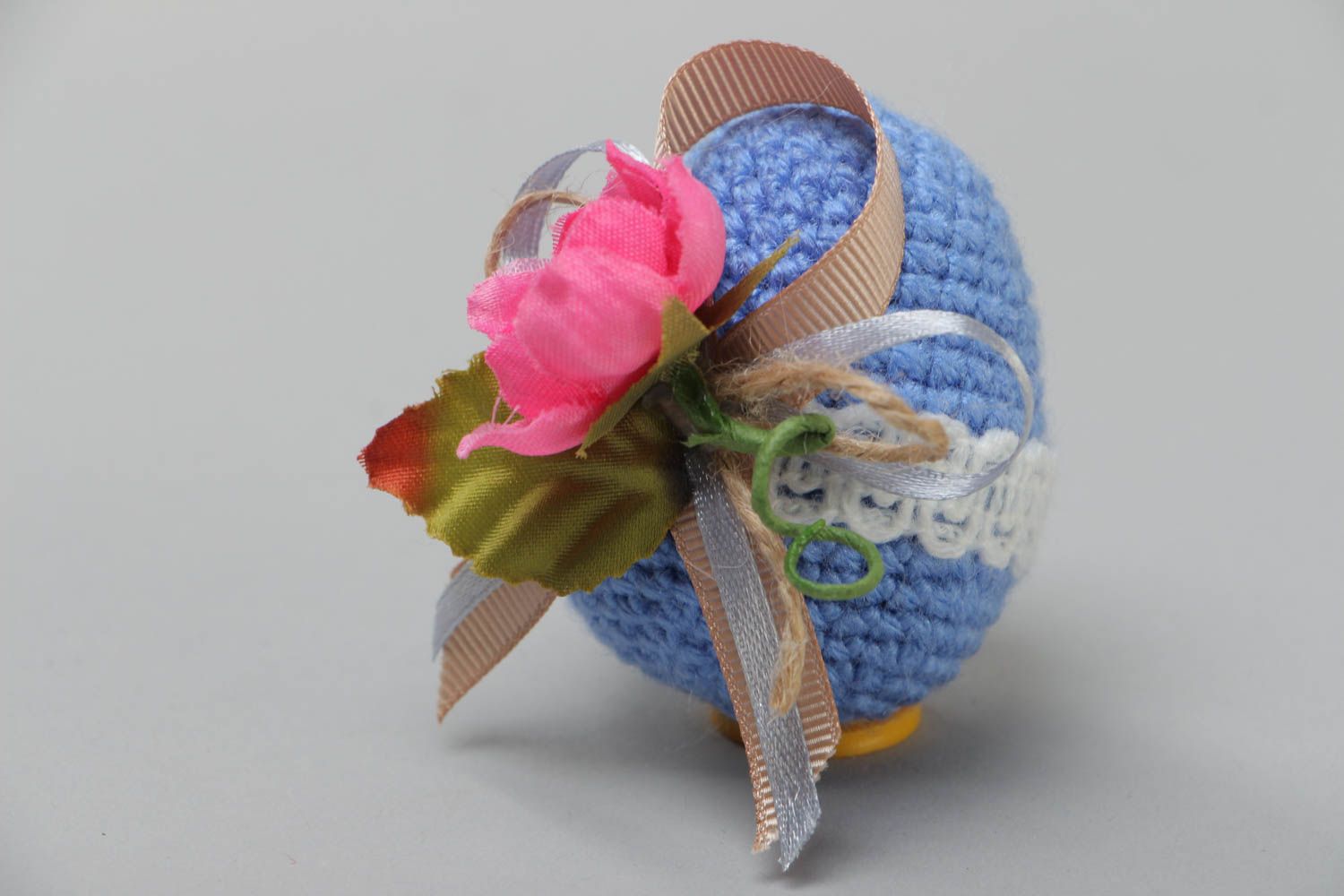 Œuf de Pâques tricoté au crochet en fils acryliques bleu avec fleurs fait main photo 2