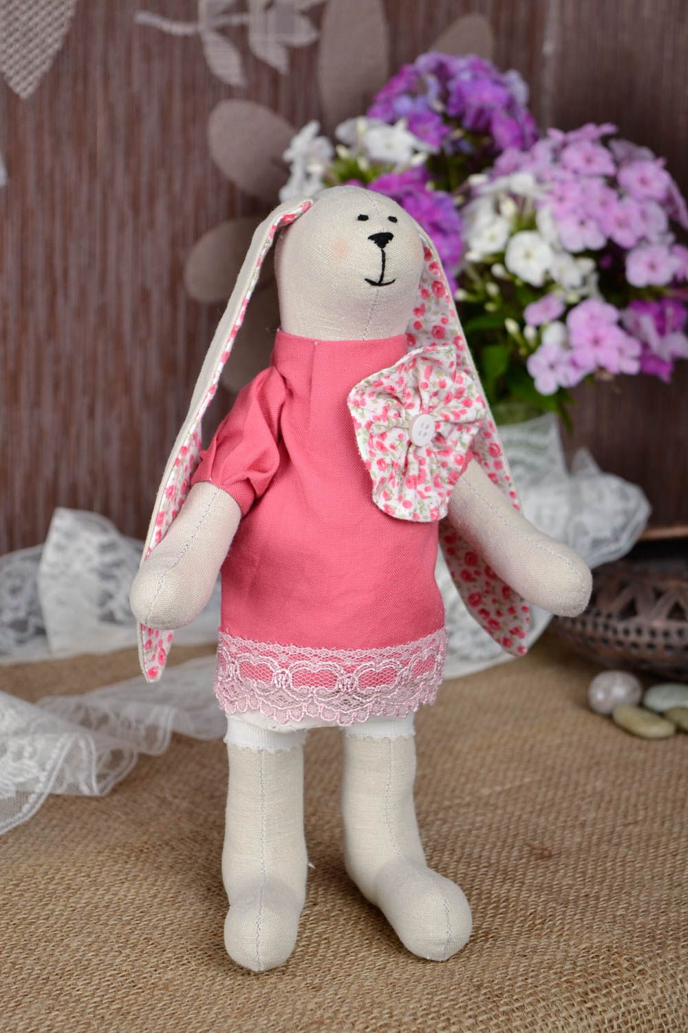 Peluche Lapin en tissu faite main originale en robe rose Décoration maison photo 1