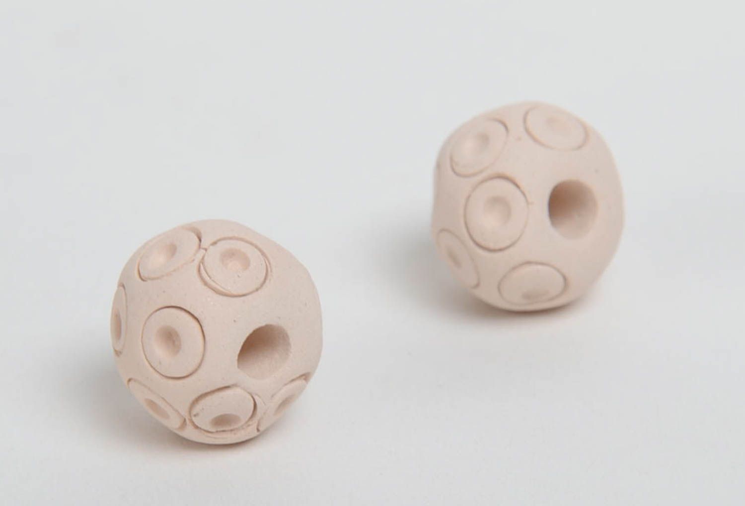 Perles artisanales en céramique blanches originales faites main 2 pièces  photo 4