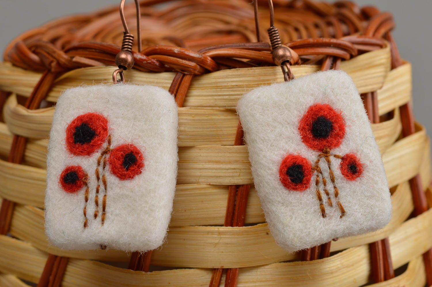 Rechteckige weiße schöne gefilzte Ohrringe aus Wolle mit Mohnblumen handmade foto 1