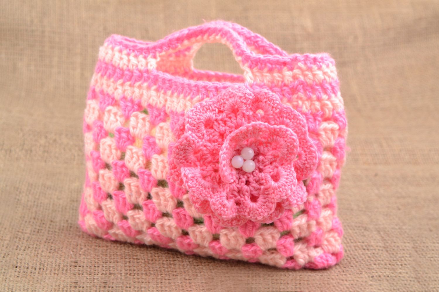 Sac à main rose enfant tricoté en coton et acrylique fait main avec fleur photo 1
