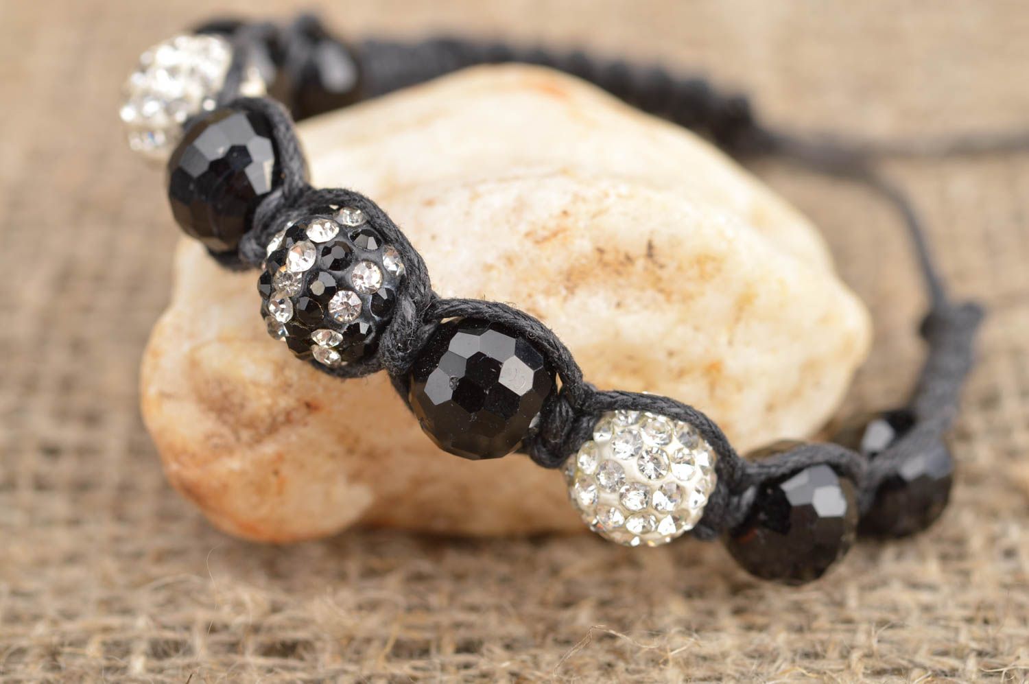 Bracelet tressé avec perles fantaisie noires et strass fait main bijou photo 1