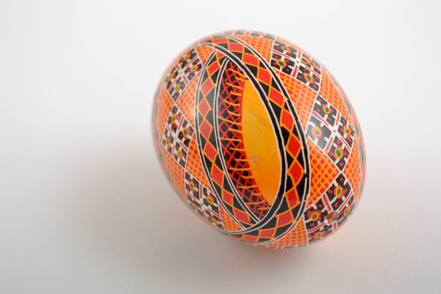 Huevo de Pascua pintado con arcílicos artesanal bonito en tonos anaranjados foto 3