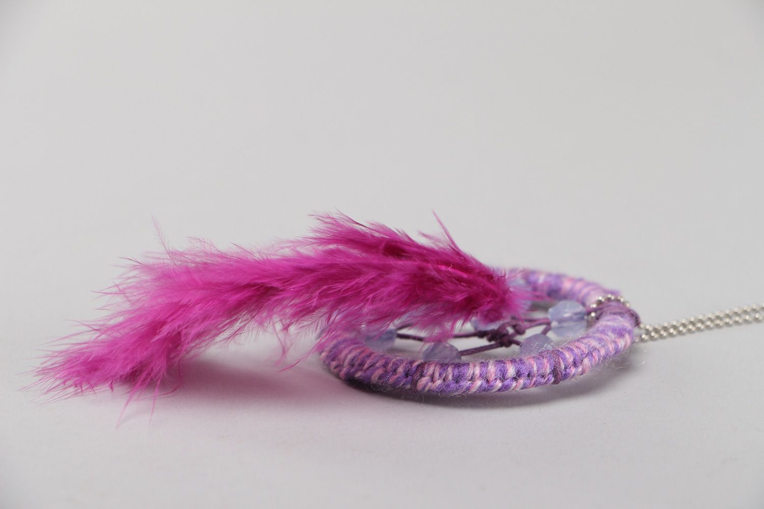 Bijou de sac capteur de rêves couleur lilas fait main avec plume fils à coudre photo 3