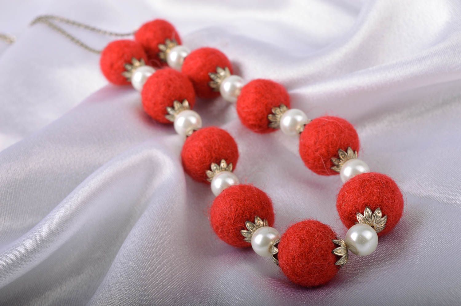 Collana fatta a mano di perline di lana rosse accessorio originale con perle
 foto 1