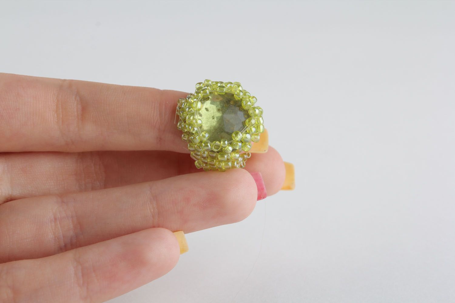 Простое кольцо из бисера и бусин зеленое фото 5