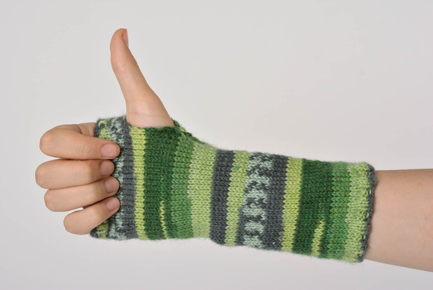Mitaines vertes rayées tricotées en laine avec des aiguilles faites main photo 3
