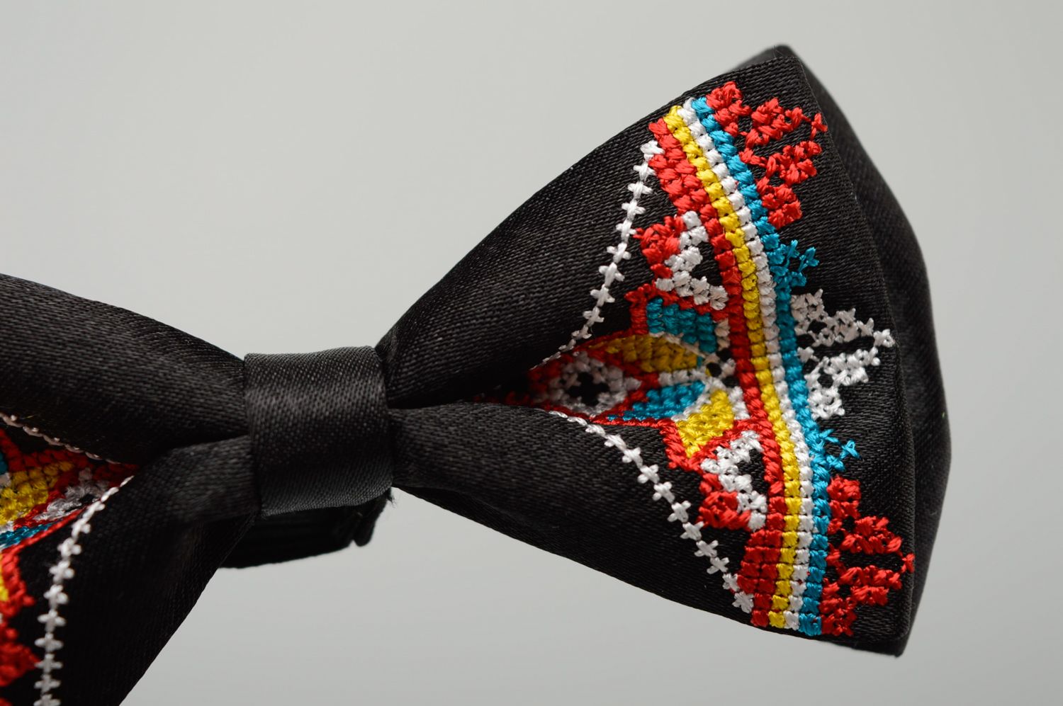 Bow tie with cross stitch embroidery in ethnic style photo 2