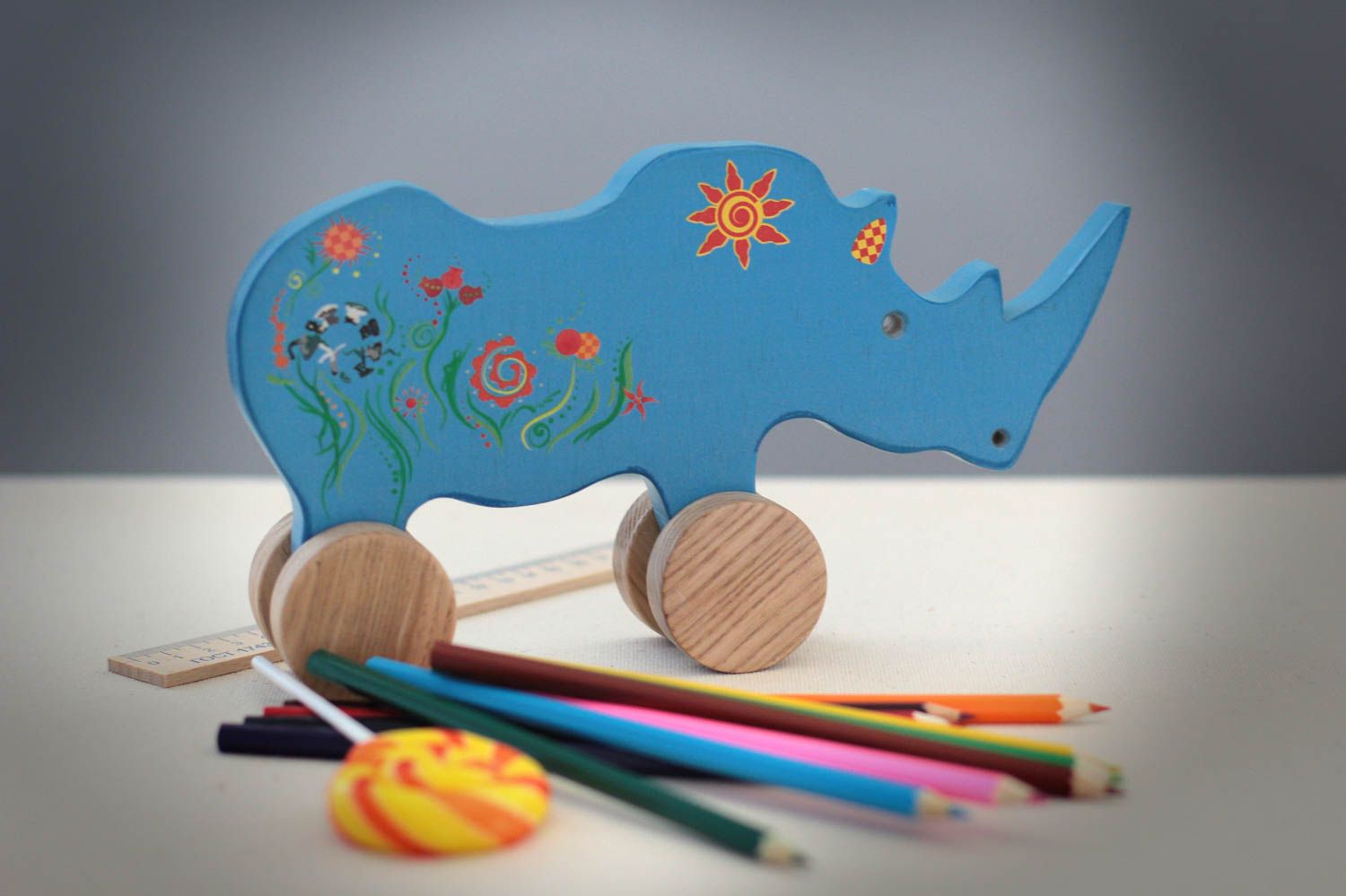Игрушка ручной работы игрушка из дерева носорог на колесиках игрушка-каталка фото 1